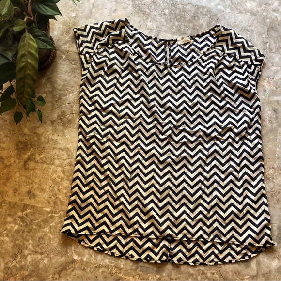 one clothing Tops - Chevron pattern black and cream top